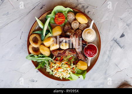 Köstliche Vorspeisen restaurahnt für Bier eingestellt. Ketchup und Mayo Festlegung auf Lehm Platte. Stockfoto