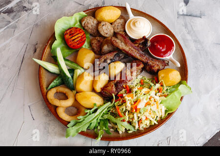 Köstliche Vorspeisen restaurahnt für Bier. Restaurant Vorspeisen für Bier eingestellt. Salat, gekochte Kartoffeln, gegrilltem Hähnchen Schenkel Stockfoto