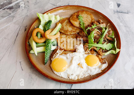 Leckere Kartoffel puncakes mit Spiegelei serviert. Stockfoto