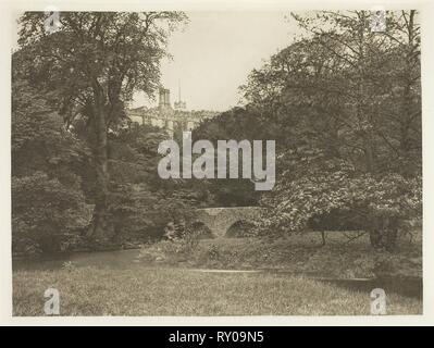 Lady Dorothy Brücke, Haddon Hall. Peter Henry Emerson; Englisch, geboren in Kuba, 1856-1936. Datum: 1880-1888. Abmessungen: 15,2 x 20,4 cm (Bild); 16,6 × 21,4 cm (Papier); 24,6 × 32 cm (album Seite). Photogravüre, Platte XXXV aus dem Album 'The Compleat Angler oder Erholung des kontemplativen Menschen, Band II" (1888), Ausgabe 109/250. Herkunft: England. Museum: Das Chicago Art Institute. Stockfoto