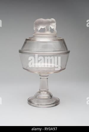 'Jumbo'/Elefant Muster bedeckt Kompott auf Sockel. Zu Kanton Glass Company; Canton, Ohio zugeschrieben. Datum: 1883-1885. Abmessungen: 33 x 20,3 cm (13 x 8 in.). Glas. Herkunft: USA. Museum: Das Chicago Art Institute. Stockfoto