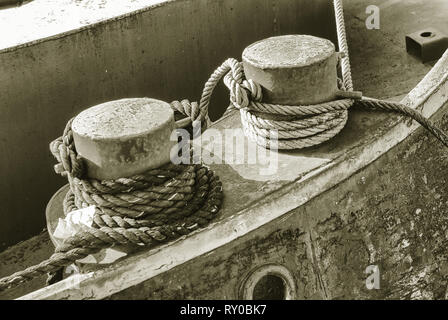 Rusty Liegeplatz bitts und Seil-nautischen Detail close-up - Schwarz und Weiß - im Alter von Stockfoto