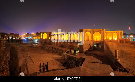 Khaju Brücke bei Nacht in Isfahan, Iran, im Januar 2019 genommen, hdr genommen Stockfoto