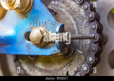 Die Kette um das Kettenrad hinten dreckig von Motorrad Oldtimer Rad. Stockfoto