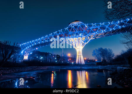 Tabiat Brücke in Teheran in der Nacht, im Januar 2019 genommen, hdr genommen Stockfoto