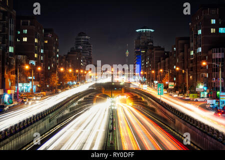 Tohid Tunnel in Teheran in der Nacht, im Januar 2019 genommen, hdr genommen Stockfoto