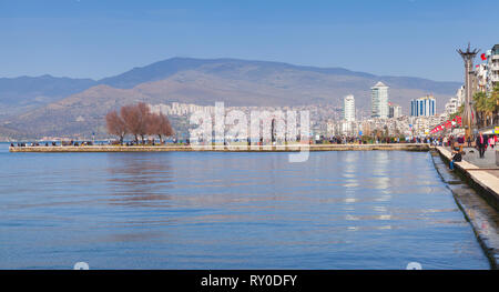 Izmir, Türkei - Februar 5, 2015: Küsten Panoramablick auf die Skyline mit modernen Gebäuden. Zentraler Teil von Izmir, Türkei. Gewöhnliche Menschen sind am Meer s Stockfoto