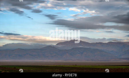 Straße durch das Zagrosgebirge im südlichen Iran im Januar 2019. Im hdr genommen Stockfoto