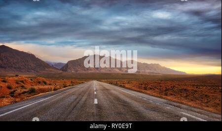 Straße durch das Zagrosgebirge im südlichen Iran im Januar 2019 im hdr getroffen wurden Stockfoto