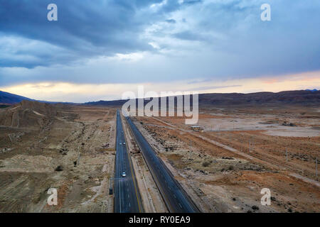 Straße durch das Zagrosgebirge im südlichen Iran im Januar 2019 im hdr getroffen wurden Stockfoto