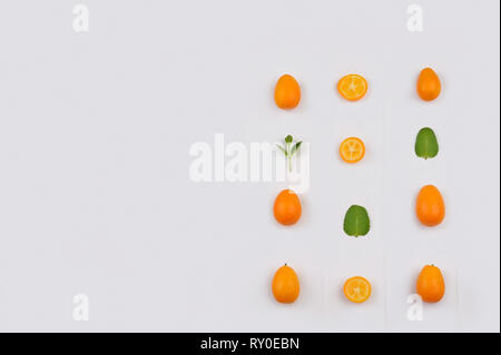 Frische organische kumquats Muster. Obst mit Sweet herb Citrus erfrischenden Geschmack. Kumquat bedeutet "Goldene Orange". Ein bisschen größer als eine Olive, betrachten Sie es Stockfoto