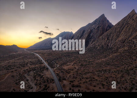 Straße durch das Zagrosgebirge im südlichen Iran im Januar 2019 im hdr getroffen wurden Stockfoto