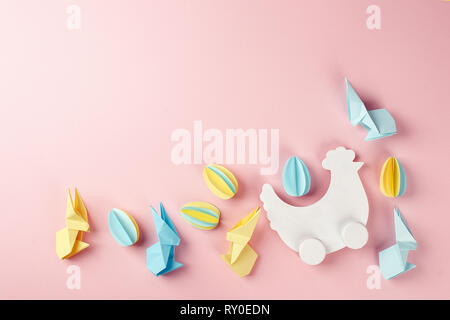 Ostern kreative Hintergrund mit papercraft Eier, origami Bunny auf Coral rosa Hintergrund, Trendy Paper Craft holiday Hintergrund Stockfoto