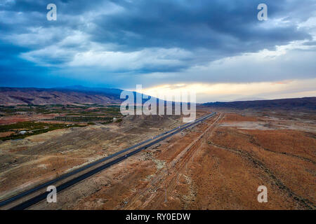 Straße durch das Zagrosgebirge im südlichen Iran im Januar 2019 im hdr getroffen wurden Stockfoto