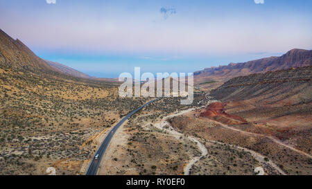 Straße durch das Zagrosgebirge im südlichen Iran im Januar 2019 im hdr getroffen wurden Stockfoto