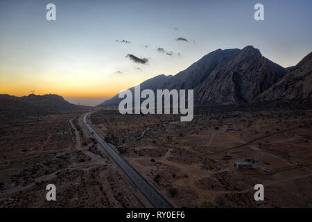 Straße durch das Zagrosgebirge im südlichen Iran im Januar 2019 im hdr getroffen wurden Stockfoto