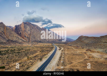 Straße durch das Zagrosgebirge im südlichen Iran im Januar 2019 im hdr getroffen wurden Stockfoto