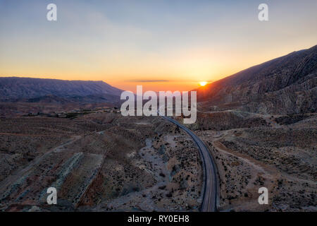 Straße durch das Zagrosgebirge im südlichen Iran im Januar 2019 im hdr getroffen wurden Stockfoto