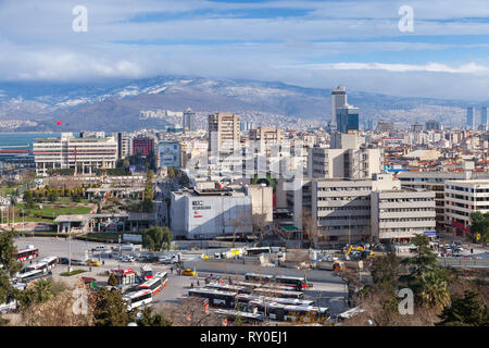 Izmir, Türkei - 12. Februar 2015: Antenne Stadtbild mit modernen Gebäuden und Berge von Izmir city Stockfoto