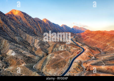 Straße durch das Zagrosgebirge im südlichen Iran im Januar 2019 im hdr getroffen wurden Stockfoto