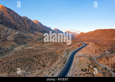 Straße durch das Zagrosgebirge im südlichen Iran im Januar 2019 im hdr getroffen wurden Stockfoto