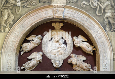 Madonna mit vier Engeln, Grab von Filippo Strozzi, Marmor, von Benedetto da majano, Santa Maria Novella Principal dominikanische Kirche in Florenz, Italien Stockfoto