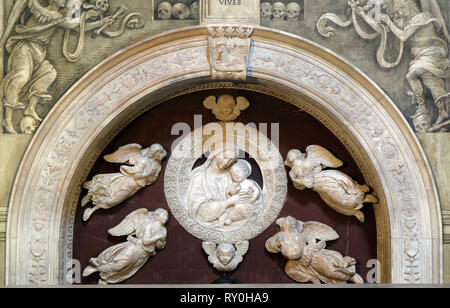 Madonna mit vier Engeln, Grab von Filippo Strozzi, Marmor, von Benedetto da majano, Santa Maria Novella Principal dominikanische Kirche in Florenz, Italien Stockfoto