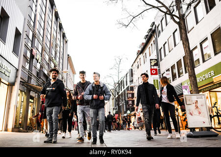 Nurmberg, Deutschland - 27. Februar 2019: Menschen zu Fuß auf der Einkaufsstraße. Unternehmen der lustige Freunde. Stockfoto