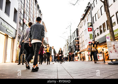 Nurmberg, Deutschland - 27. Februar 2019: Masse von Menschen zu Fuß auf Th Einkaufsstraße. Stockfoto