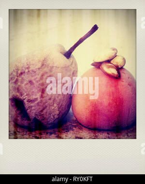 Faule Birne und Apfel Stockfoto