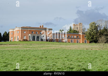 Blick über Weiden in Richtung der historischen Queen Anne Stil Herrenhaus des Highfield Park im Heckfield, Hampshire. Der ehemalige Premierminister Neville Chamb Stockfoto