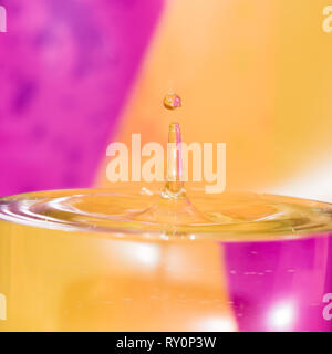 Perfekte Wasser - Wassertropfen Stockfoto