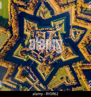 Luftaufnahme der Festung von Bourtange. Dies ist eine historische sternförmigen fort in der Provinz Groningen in herbstlichen Farben von oben gesehen Stockfoto