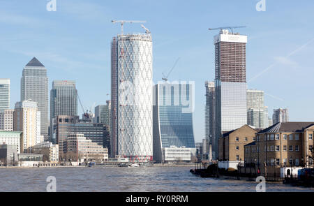 London, Vereinigtes Königreich - Februar 21, 2019: Londoner Skyline Gebäude in Canary Wharf, Blick von der Themse Stockfoto