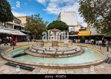 Heraklion, Kreta, Griechenland - 2 November, 2019: Alte Morosini-brunnen und Cafés um es auf Lions Square in Heraklion Stadt auf der Insel Kreta, Griechenland. Stockfoto