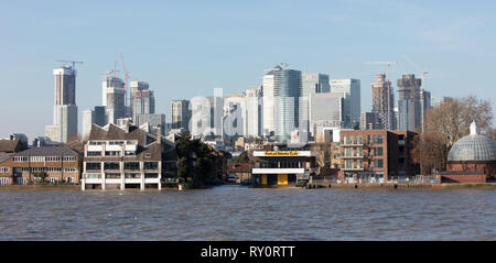 London, Vereinigtes Königreich - Februar 21, 2019: Londoner Skyline Gebäude in Canary Wharf, Blick von der Themse Stockfoto