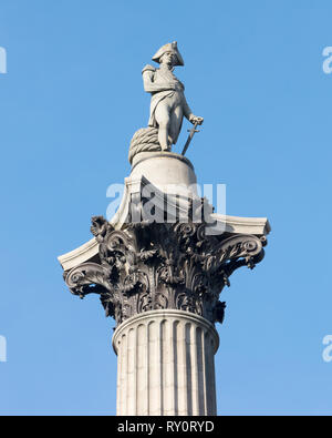 Top von Nelson's Column auf den Trafalgar Square, London vor blauem Himmel Stockfoto