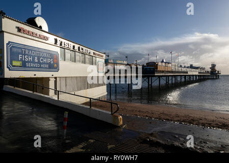 Fisch und Chips Torbay - England, Paignton Pier, Zeichen, Erwachsene, Nur Erwachsene, Spielhalle, Außen, Devon, Eingang, Horizontal, Stockfoto