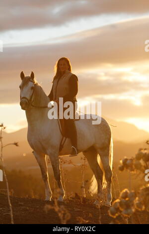 Frau reitet Andalusier, Ausritt, PRE, Malaga, Andalusien, Spanien Stockfoto