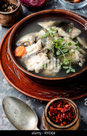 Fischsuppe mit Zutaten und Gewürze zum Kochen Stockfoto