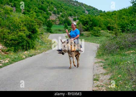 Frau auf Esel, Prespa Nationalpark, Albanien Stockfoto