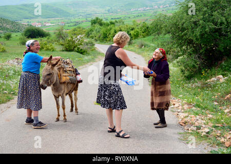 Frauen mit Esel, Prespa Nationalpark, Albanien Stockfoto