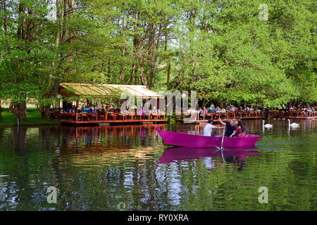 Restaurant am Seeufer, Tushemisht, Quellbereich des Ohridsees, Drilon National Park in der Nähe von Pogradec, Korca region, Albanien, Korça Stockfoto