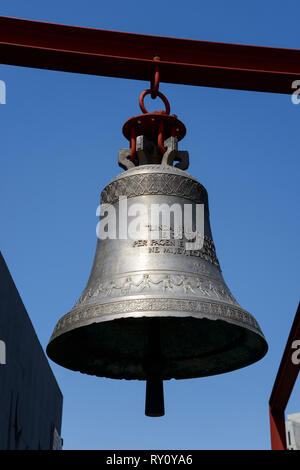 Bell jar in der Nähe von Piramida, die Pyramide, ehemaligen Enver Hoxha Museum, Kulturzentrum, heute Top Channel TV-Kanal, Tirana, Albanien Stockfoto