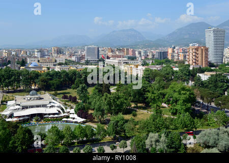 Stadtzentrum mit Rinia Park, Skanderbeg Platz und TID Turm, Blick vom Sky Tower, Tirana, Albanien Stockfoto