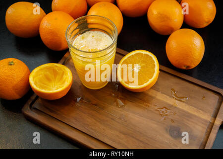 Ein Glas frisch gepresster Orangensaft. Gesundes Leben Konzept. Stockfoto