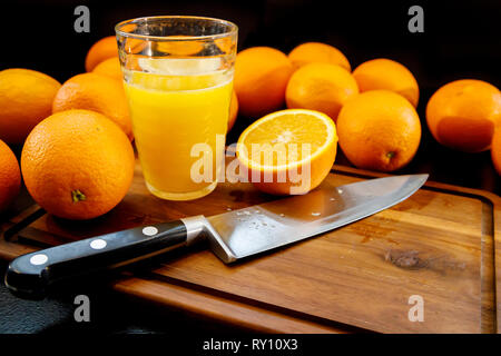Ein Glas frisch gepresster Orangensaft. Gesundes Leben Konzept. Stockfoto