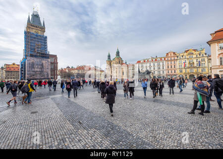 Staroměstské náměstí, Altstädter Ring, Prag, Tschechische Republik - 10. März 2018 - Blick auf den Hauptplatz voller Touristen Stockfoto