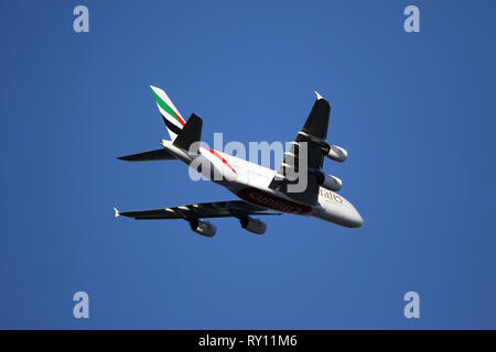 London, Großbritannien. 10 Mär, 2019. Emirates fliegt ein Flugzeug über das Emirates Stadium im Arsenal v Manchester United Fußball der englischen Premier League match Im Emirates Stadium, London, am 10. März 2019. Credit: Paul Marriott/Alamy leben Nachrichten Stockfoto