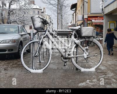 München, Bayern, Deutschland. 11 Mär, 2019. Ein Fahrrad mit Schneedecke ist während eines plötzlichen und ungewöhnlich spät Schneesturm in München geparkt. Ungewöhnlich starker Schneefall fiel plötzlich am Morgen des 11. März in München, Deutschland. Innerhalb einer Stunde, einer schweren Schneedecke bedeckt die Stadt. Credit: Sachelle Babbar/ZUMA Draht/Alamy leben Nachrichten Stockfoto